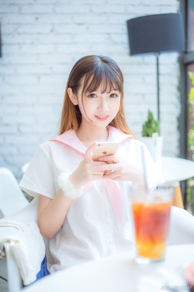 如果你懂我，就请你少些无端的猜疑，你要知道爱情的根基是信任;如果你懂我，就请你少些莫名的考验，你要知道爱情的底色是忠贞;如果你懂我，就请你少些人为的降温，你要知道爱情的保鲜是心跳;如果你懂我，就请你少些酸涩的追问，你要知道爱情的语言是无声。